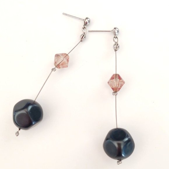 Pale cognac and black bead dangle earrings - Picture 8 of 9